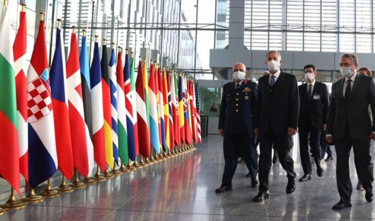 Bakan Akar NATO Karargahı’nda