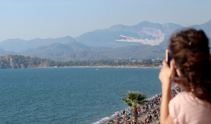 Türk Yıldızları, Fethiye'de gösteri uçuşu yaptı