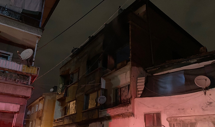 Apartmanın 2. katında çıkan yangın itfaiye ekiplerince söndürüldü