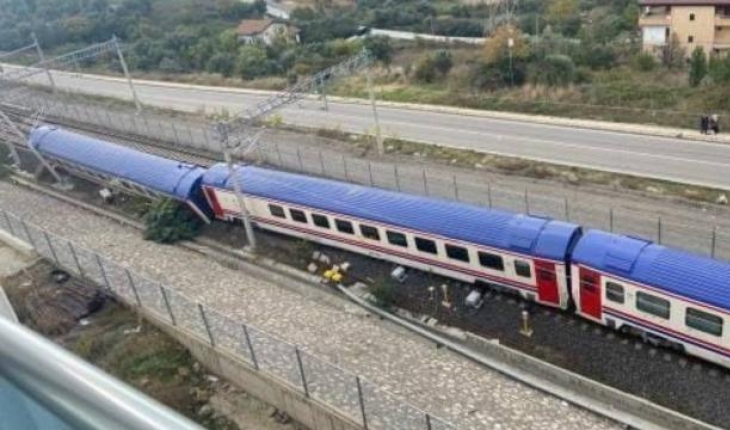 Kocaeli’de yolcu treninin 2 vagonu raydan çıktı
