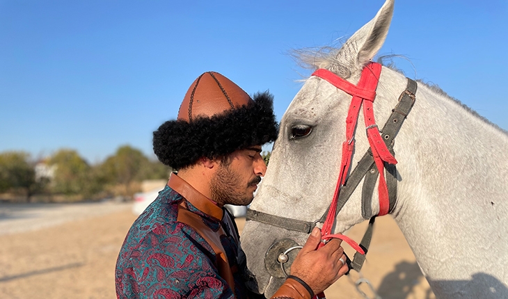 Bilgisayar oyunundan etkilenerek geleneksel Türk okçuluğu eğitmeni oldu