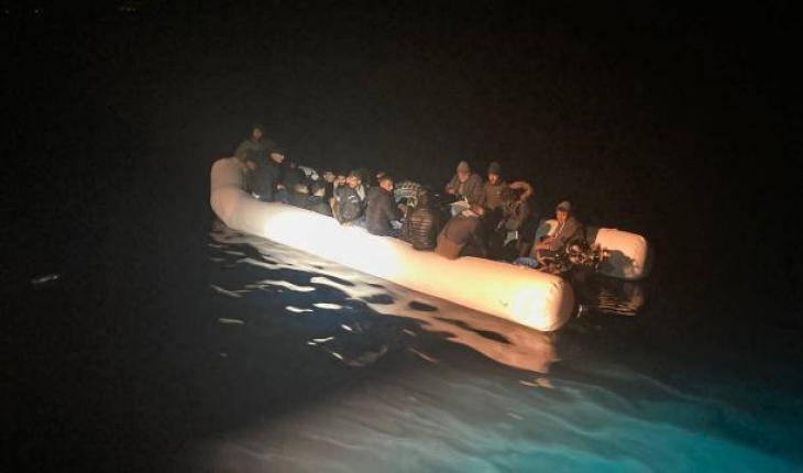 Türk kara sularına itilen 26 düzensiz göçmen kurtarıldı