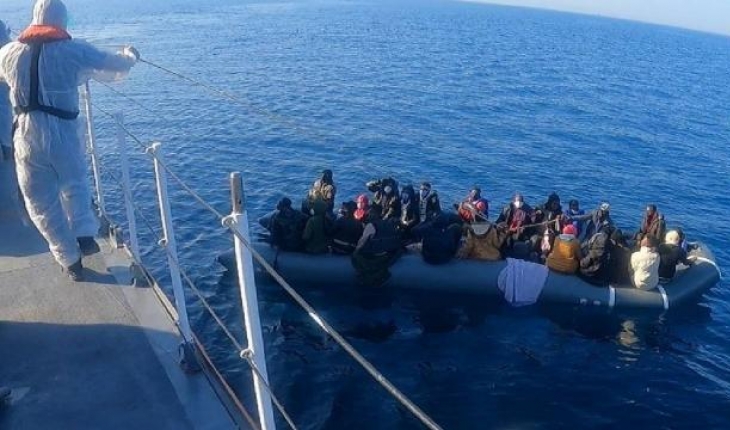 Yunanistan yine itti: 54 düzensiz göçmen kurtarıldı