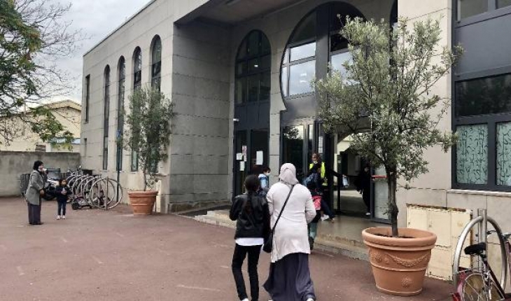 Fransa’da 3 camiye İslam karşıtı saldırı düzenlendi