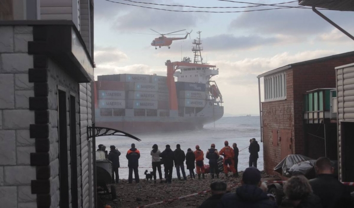 Denizciler karaya oturan gemiden helikopterle kurtarıldı