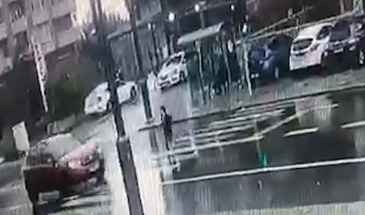 Karşıdan karşıya geçmeye çalışırken otomobil böyle çarptı