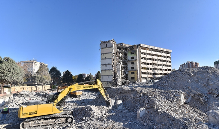 Depreme dayanıklı olmayan belediye binasında yıkım çalışmaları sürüyor