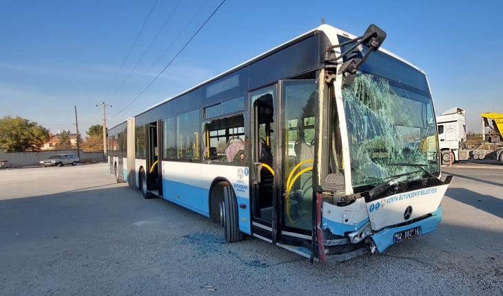 Belediye otobüsü ile kamyonet çarpıştı: 5 yaralı