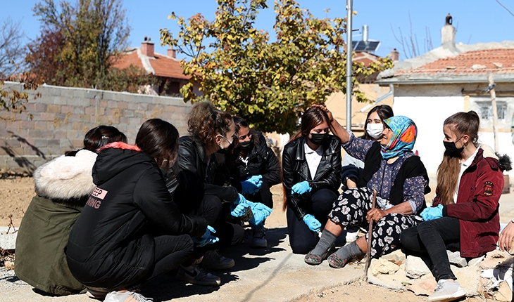 Liseli kızlar yaşlıları ziyaret edip bahçelerinde güz temizliği yapıyor