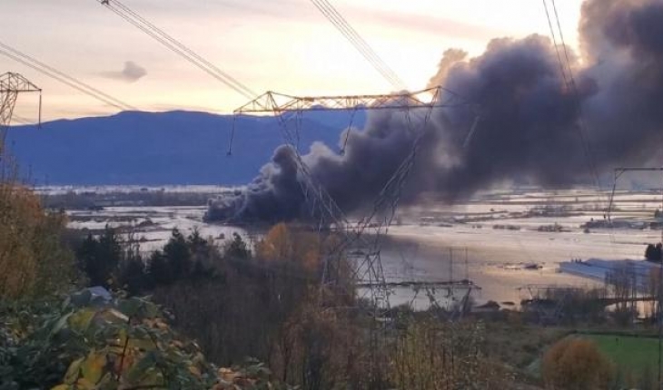 Kanada'da sel hasarının ortasında kalan otoparkta büyük yangın