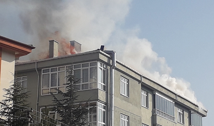 Binanın çatı katında çıkan yangın korkuttu