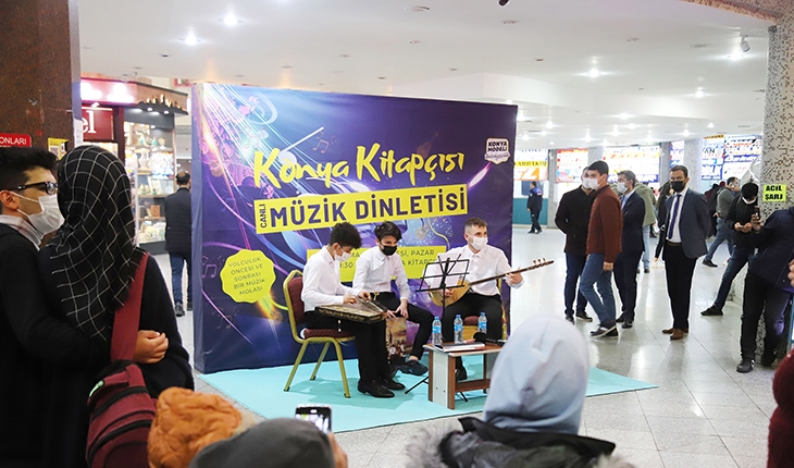 Konya Büyükşehir otogara gelen yolcuları canlı müzikle karşılıyor