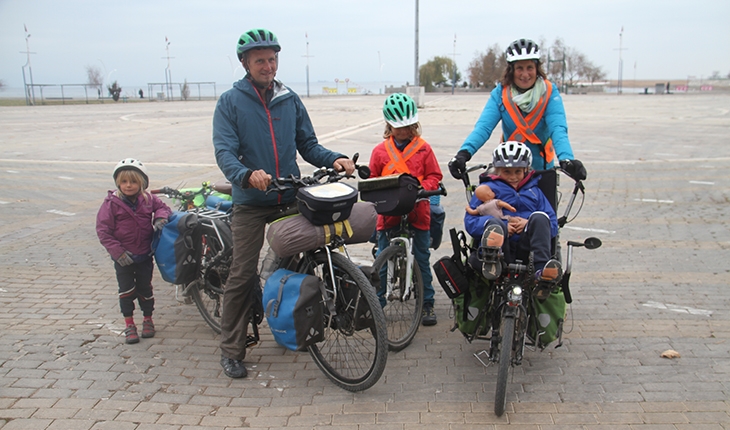 Bisikletle Avrupa ve Asya turuna çıkan Fransız aile Konya’da mola verdi