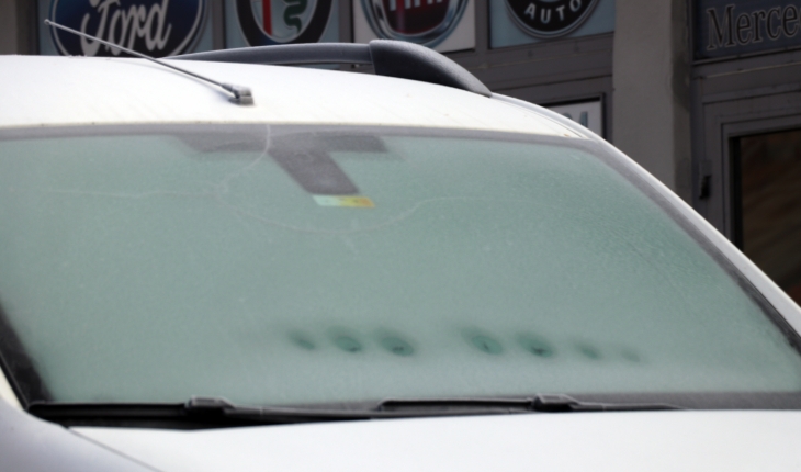Doğu Anadolu’da soğuk hava nedeniyle araçların camları buz tuttu