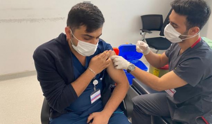 Sağlık çalışanları 4’üncü doz aşılarını olmaya başladı