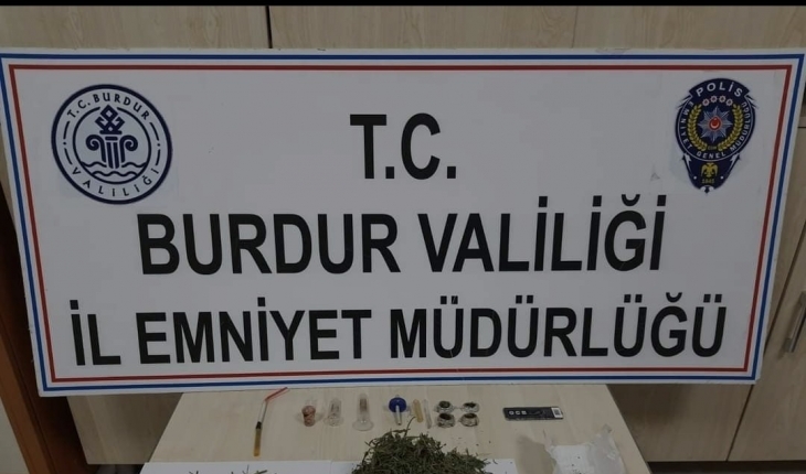 Uyuşturucu tacirinin üzerinden polis rozeti çıktı