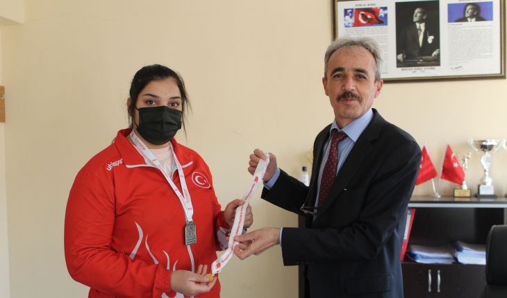 Milli halterci Nuran Yalçın, ödüllendirildi