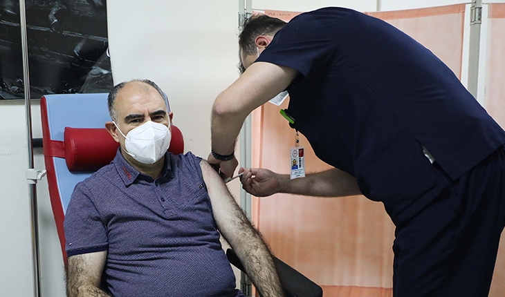 Konya Valisi Özkan Kovid-19 hatırlatma dozu aşısını yaptırdı