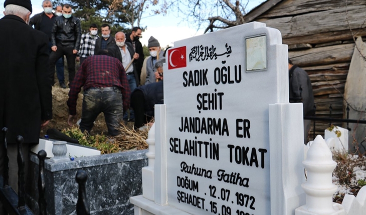 28 yıldır şehit oğlunun mezarını bekleyen baba, hayatını kaybetti