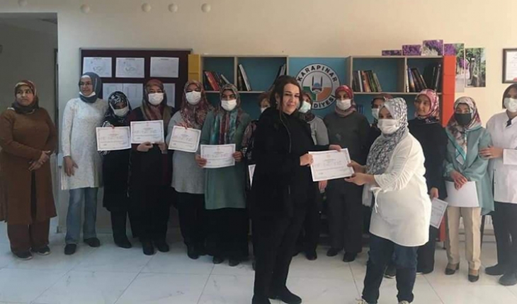 ​Karapınar’da 14 kadın kursiyere başarı belgeleri verildi