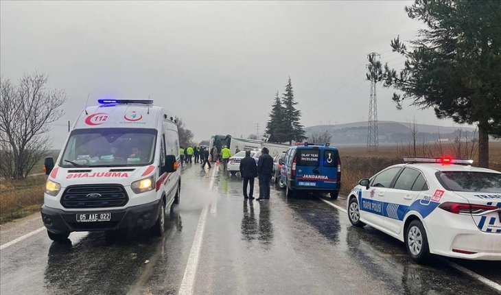 Yolcu otobüsü devrildi 2 kişi öldü, 24 kişi yaralandı