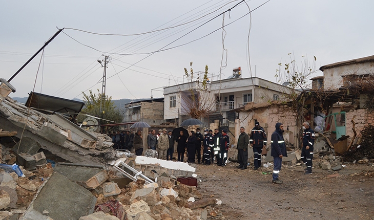 Bomba gibi patlayan mutfak tüpü evi yıktı: 2 yaralı