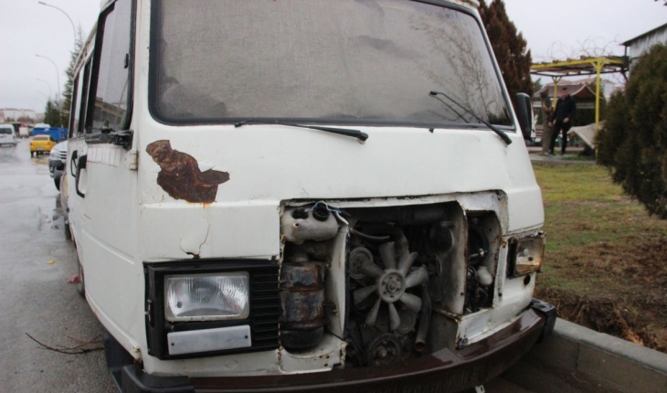 Karaman'da minibüsün radyatörünü çaldılar