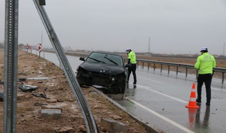 Aksaray’da otomobil refüje çarptı: 2 yaralı