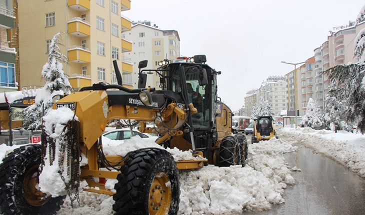Seydişehir’de kar temizleme çalışmalarına devam ediyor 