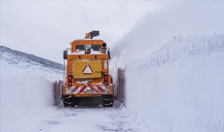 'Kar kaplanları'nın 3 metreye ulaşan karda zorlu yol açma çalışması sürüyor