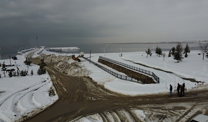 Suyu çekilen Beyşehir Gölü’ne kamyonlarla kar dökülüyor