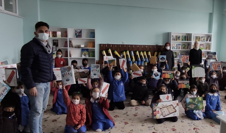 Konyaspor taraftar grubundan Kulu'daki okula eğitsel oyun desteği