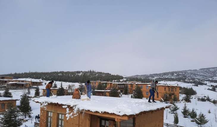 Sanatçılara ait kerpiç evlerin damlarındaki kar küreme mesaisi sürüyor