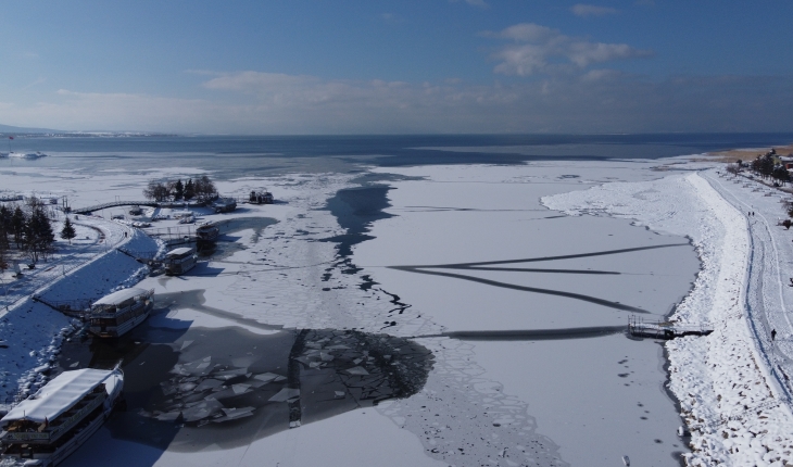 Beyşehir Gölü kıyıları kısmen buz tuttu