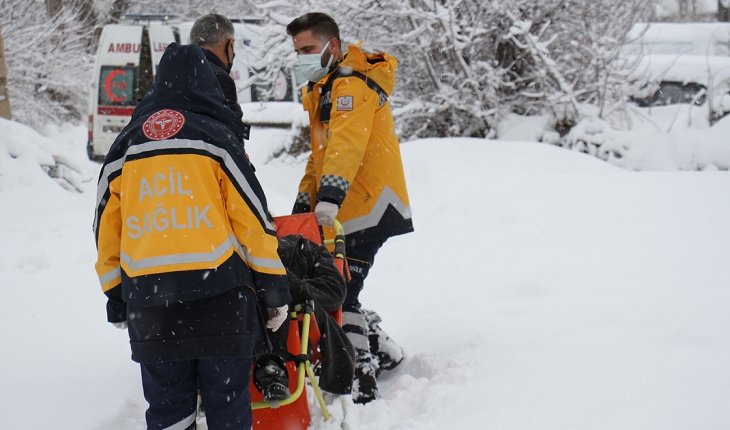 Kardan yolu kapanan evdeki hastayı sedyeyle 500 metre taşıdılar