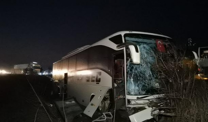 Yolcu otobüsü tarlaya girdi: 12 yaralı