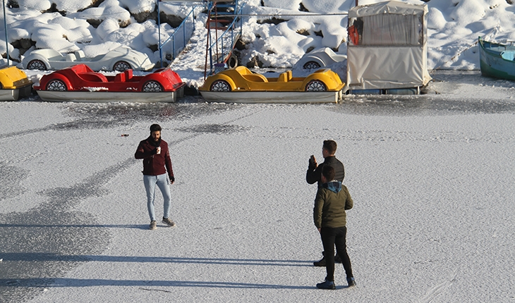 Kıyıları donan Beyşehir Gölü'nde buz üzerinde yürüdüler