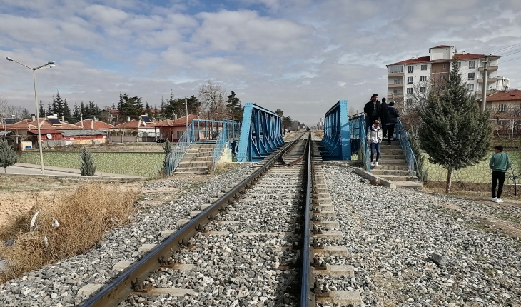 Konya’da yük treninin çarptığı emekli uzman çavuş hayatını kaybetti