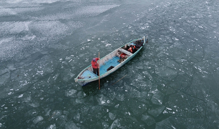 Beyşehir Gölü’ndeki balıkçıların buzla mücadelesi sürüyor
