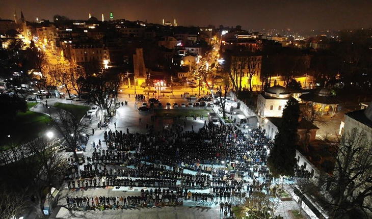 Ayasofya'da 2022'nin ilk sabah namazı yoğunluğu