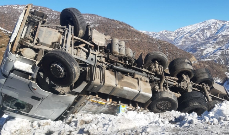 Virajı alamayan odun yüklü kamyon devrildi