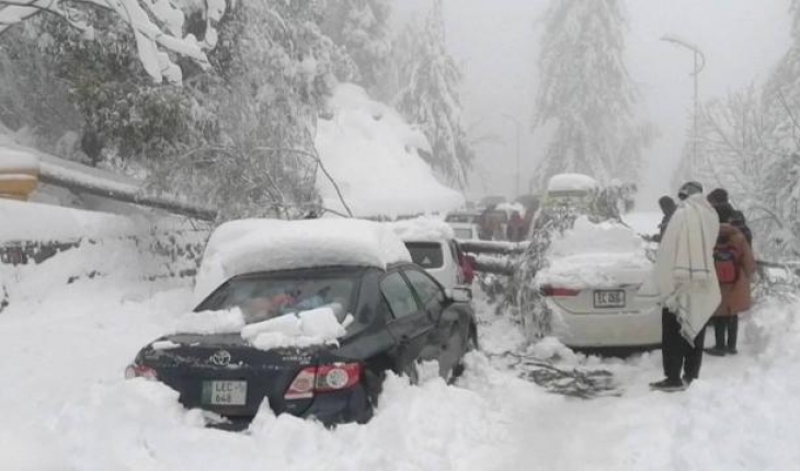 Pakistan’da yoğun kar yağışı: Donarak ölenlerin sayısı 23’e çıktı