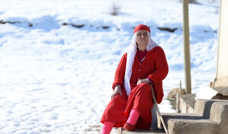Bingöllü kadın çocukken gördüğü rüya etkisiyle 67 yıldır kırmızı giyiyor