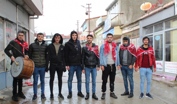 ​Yunak’ta askere giden gençlerin Türk bayrağı ile harçlık toplama geleneği