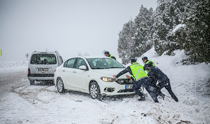Kar nedeniyle mahsur kaldılar! Yardıma jandarma yetişti