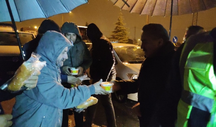 Yolda mahsur kalanlara belediyeden sıcak çorba ikramı