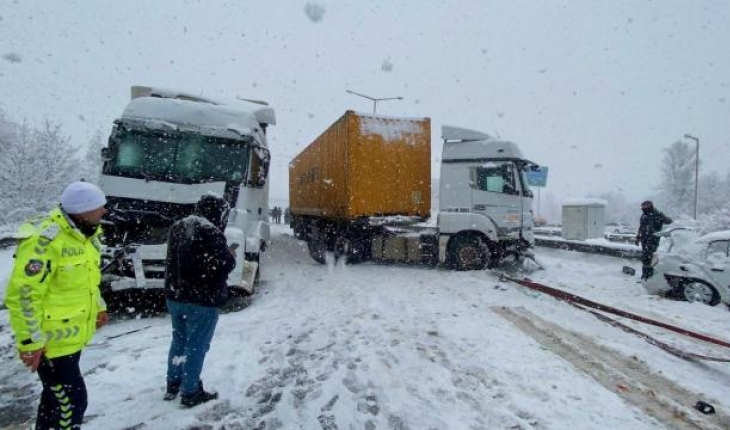 TEM'de zincirleme trafik kazası: 30 araç birbirine girdi