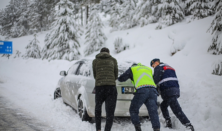 Kar nedeniyle yolda mahsur kalan öğrencileri jandarma kurtardı