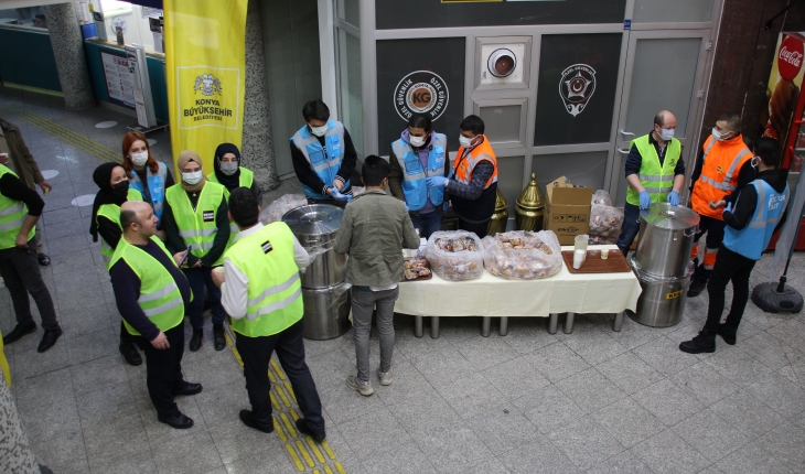Konya’da otogarda bekleyen yolculara yemek ikramı yapıldı