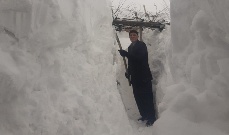 Elazığ’da kar 2 metre: Komşuya gitmek için tünel kazdılar